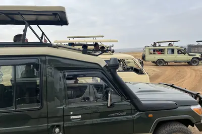 Safari vehicles in Nairobi National Park. Photo: Masssly, CC BY-SA 4.0
