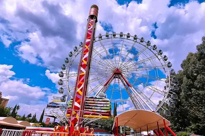 Ferris wheel at Two Rivers Mall. Photo: Queen Asali, CC BY-SA 4.0